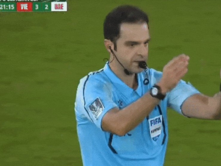 U23 Việt Nam – U23 UAE: Khoảnh khắc trọng tài thở phào gây “bão” mạng xã hội
