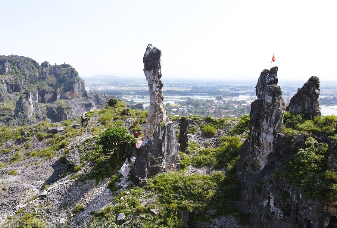 Hòn Vọng Phu lúc chưa gia cố và sau khi gia cố