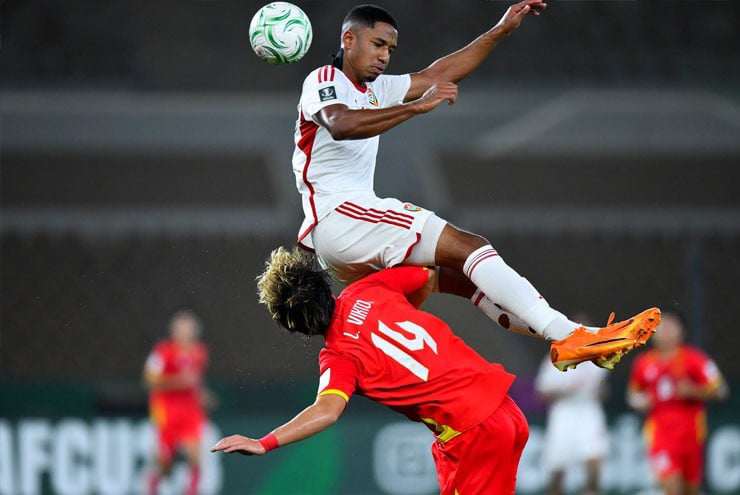 Viktor Lê bị choáng sau pha va chạm với&nbsp;Yousif Al Marzouqi. Ảnh: AFC.