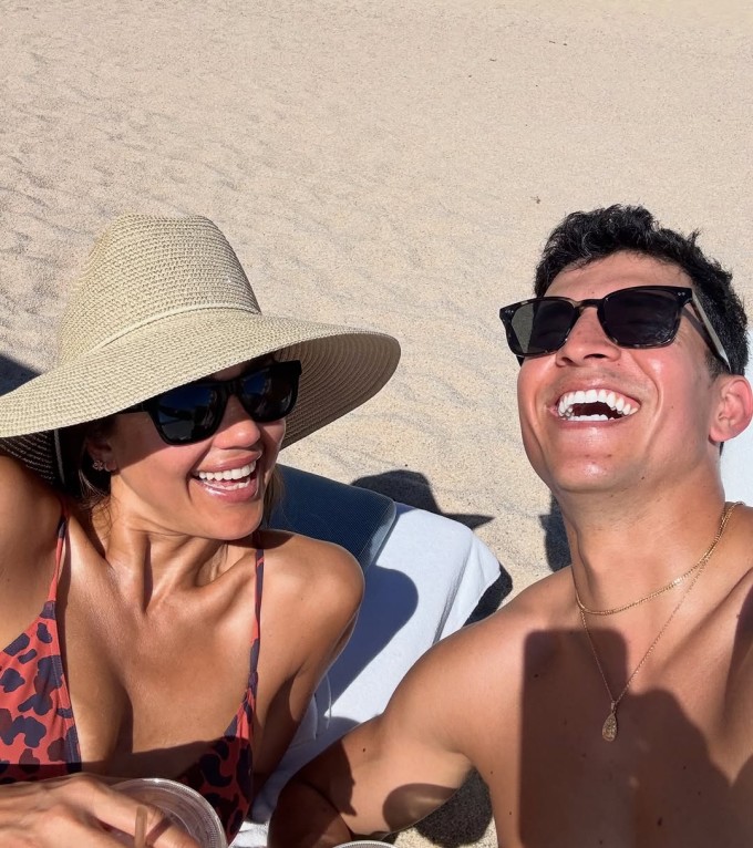 Các sao khoe dáng với bikini trong kỳ nghỉ đầu năm mới - 9