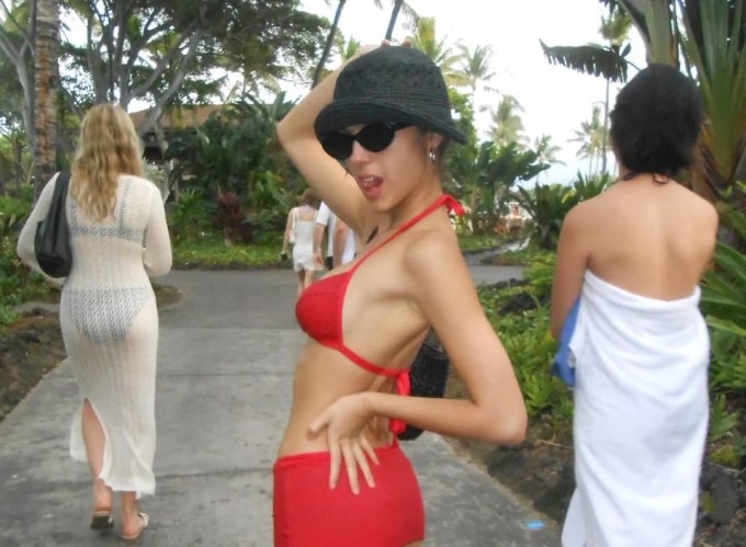 Các sao khoe dáng với bikini trong kỳ nghỉ đầu năm mới - 8