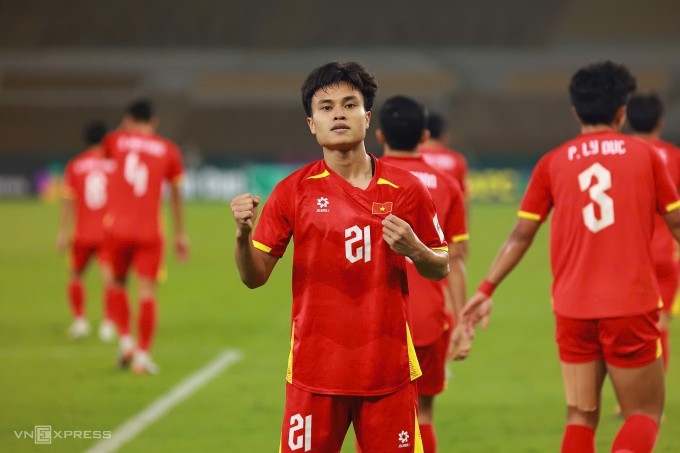 Minh Phúc mừng bàn thắng ở phút 101 giúp Việt Nam hạ UAE 3-2 ở tứ kết U23 châu Á 2026, trên sân Prince Abdullah Al Faisal ở Jeddah, Arab Saudi vào tối 16/1/2026. Ảnh: Ted Trần