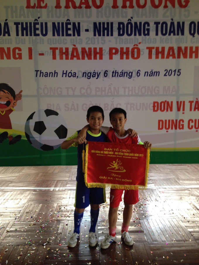 Minh Phúc (phải) nhận giải Ba giải Bóng đá thiếu niên-nhi đồng, năm 2015. Ảnh gia đình cung cấp