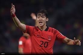 2. Kim Ji-soo (Hàn Quốc). Xếp ngay sau là Kim Ji-soo, trung vệ trụ cột của U23 Hàn Quốc với mức định giá 2 triệu euro. Cầu thủ 21 tuổi hiện thi đấu tại Bundesliga 2 theo dạng cho mượn từ Brentford, mang đến kinh nghiệm thi đấu châu Âu hiếm có ở lứa tuổi này. Sở hữu chiều cao 1,92m cùng khả năng đọc tình huống, không chiến và chỉ huy hàng phòng ngự, Kim Ji-soo được xem là chốt chặn đáng tin cậy bậc nhất của đội bóng xứ Kim chi tại giải năm nay.