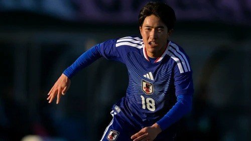 5. Ryunosuke Sato (Nhật Bản). Bên cạnh Rion Ichihara, Nhật Bản còn có tiền vệ sáng tạo Ryunosuke Sato, được Transfermarkt định giá 1,2 triệu euro. Sato thường thi đấu ở vai trò hộ công, nổi bật với kỹ thuật xử lý bóng mềm mại, khả năng điều tiết nhịp độ và tung ra những đường chuyền quyết định trong khu vực cuối sân. Với sự linh hoạt trong lối chơi, Sato được xem là điểm nhấn đáng chú ý trong mặt trận tấn công của đội bóng Samurai trẻ.