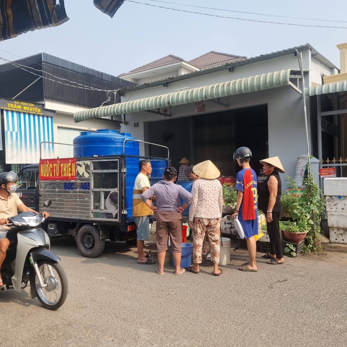 Nhiều người ở Đồng Nai "rồng rắn" xếp hàng chờ từng xô nước - 1