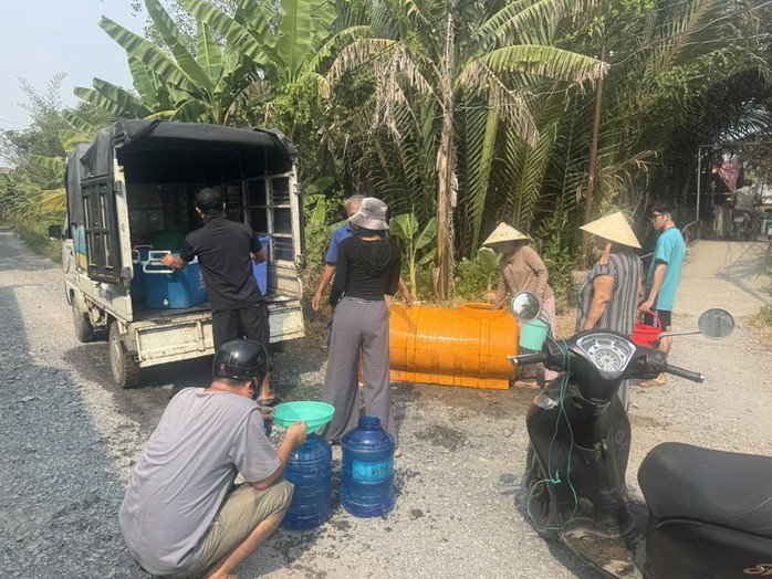 Nhiều người ở Đồng Nai "rồng rắn" xếp hàng chờ từng xô nước - 2
