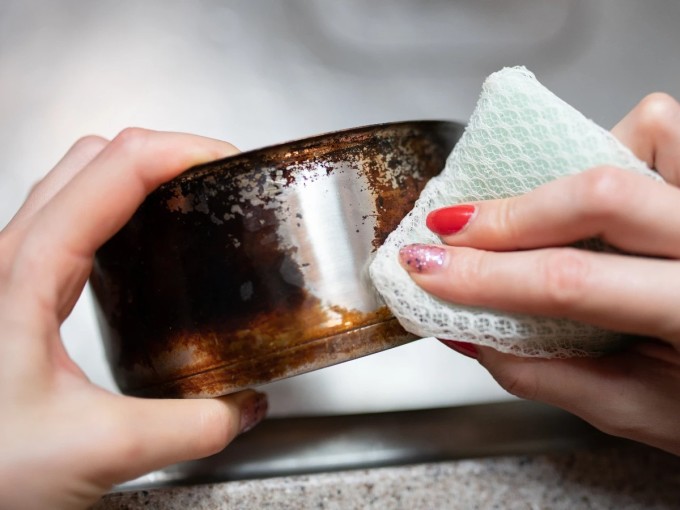 Sử dụng hỗn hợp nước cốt chanh và muối có thể làm sạch và sáng bóng bề mặt nồi, chảo inox.