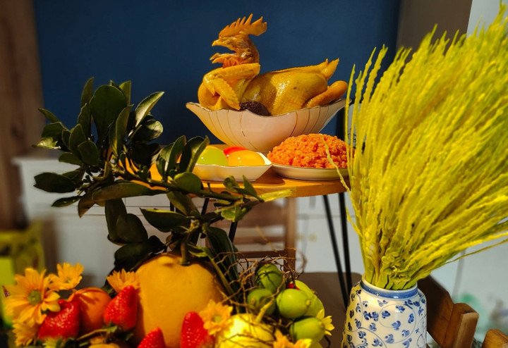 Bí quyết luộc gà cúng đẹp nằm trọn trong ba công đoạn: chọn gà, mổ và tạo dáng, cuối cùng là luộc gà đúng kỹ thuật. (Ảnh: Yêu Bếp)