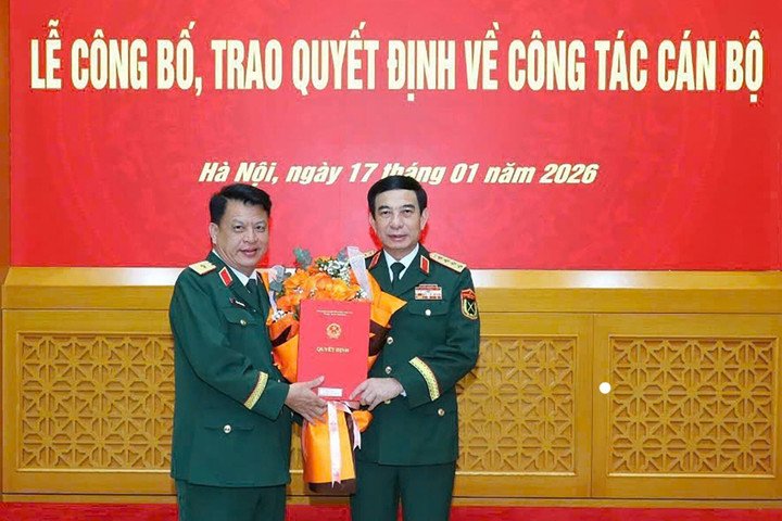 Đại tướng Phan Văn Giang trao quyết định phong quân hàm Thiếu tướng cho Chỉ huy trưởng Bộ CHQS tỉnh Lâm Đồng Đinh Hồng Tiếng.