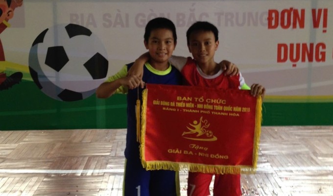 Minh Phúc (phải) nhận giải Ba giải Bóng đá thiếu niên-nhi đồng, năm 2015. Ảnh gia đình cung cấp