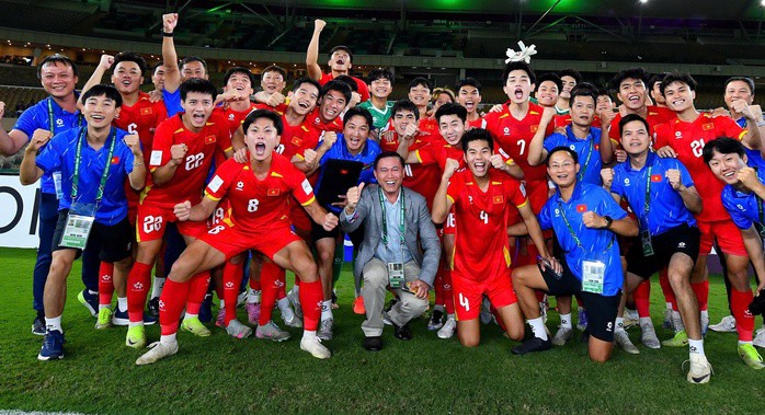 Trước đó, sau trận thắng 3-2 trước UAE rạng sáng 17-1, ông Trần Quốc Tuấn đã thay mặt VFF thưởng nóng 1,2 tỉ đồng cho chiến thắng ở tứ kết này, và tổng thưởng là 3,2 tỉ đồng tính từ 3 trận vòng bảng.