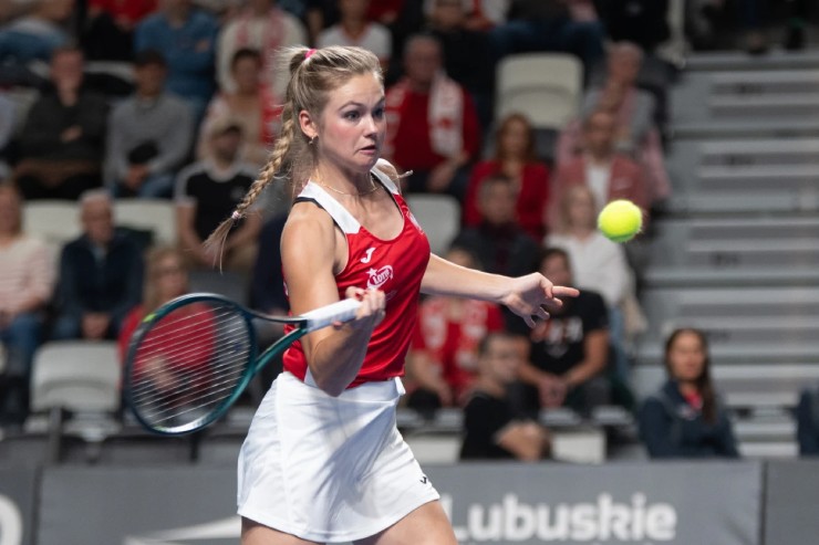 Bước vào Australian Open 2026,&nbsp;Linda Klimovicova&nbsp;là cái tên trẻ đáng chú ý ở nhánh đơn nữ. Tay vợt sinh năm 2004, gốc CH Czech nhưng thi đấu cho&nbsp;Ba Lan từ cuối năm 2024, hiện xếp hạng&nbsp;146 WTA,&nbsp;thứ hạng cao nhất sự nghiệp.

Klimovicova&nbsp;thuận tay phải, trưởng thành từ hệ thống ITF với&nbsp;7 danh hiệu đơn, nổi bật ở mặt sân cứng. Cô từng vào&nbsp;bán kết đơn nữ Wimbledon trẻ 2022, cho thấy tiềm năng phát triển rõ rệt. Australian Open 2026 đánh dấu&nbsp;lần đầu Klimovicova&nbsp;góp mặt vòng đấu chính Grand Slam, bước tiến quan trọng trong hành trình vươn lên WTA Tour.
