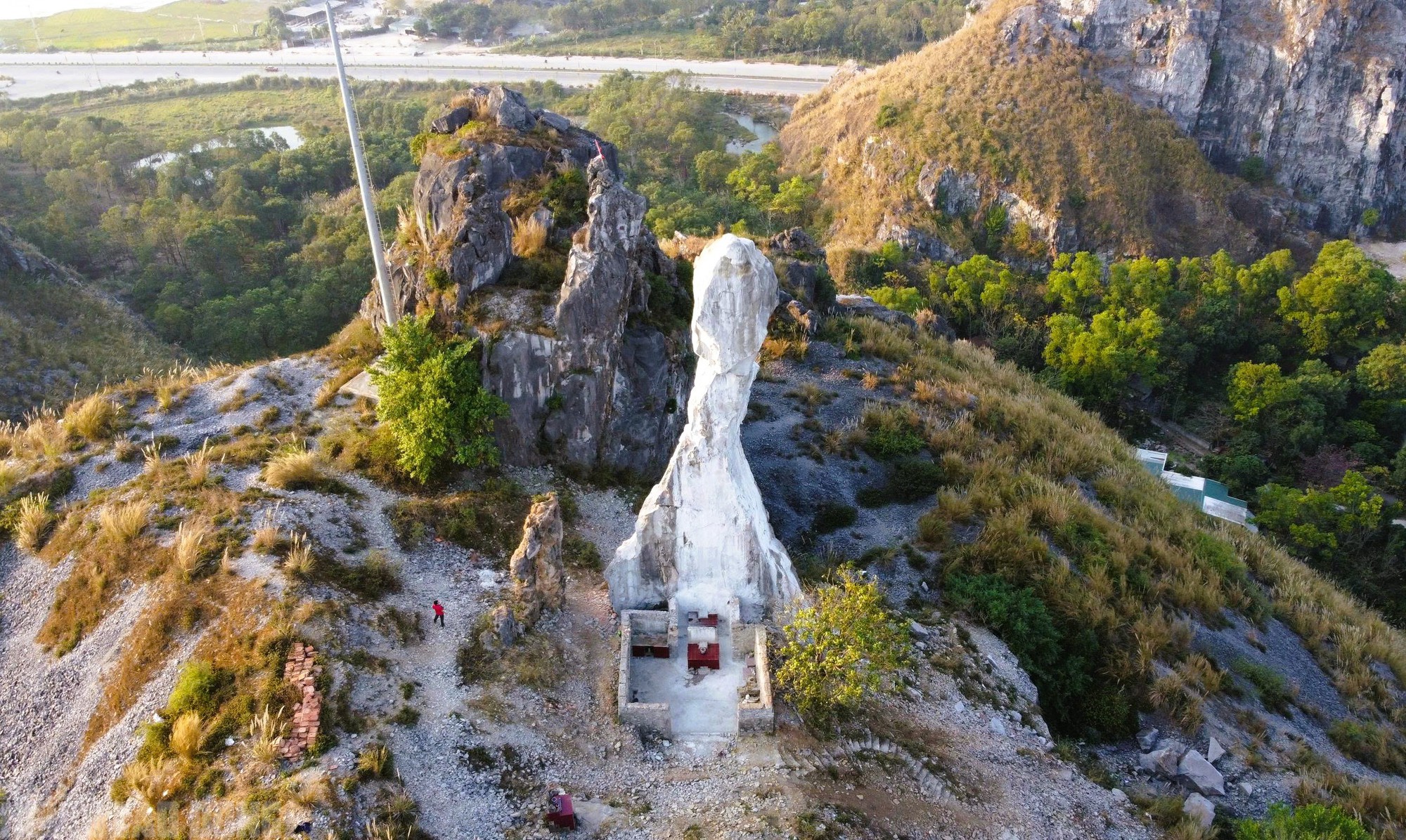 Hòn Vọng Phu lúc chưa gia cố và sau khi gia cố