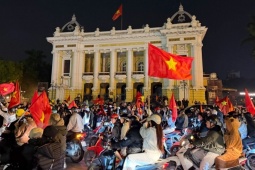 Người dân đổ ra đường lúc rạng sáng mừng U23 Việt Nam chiến thắng