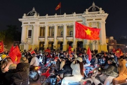 Người dân đổ ra đường lúc rạng sáng mừng U23 Việt Nam chiến thắng