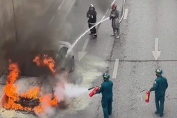 Cháy ô tô Audi tại hầm chui Thanh Xuân, Hà Nội