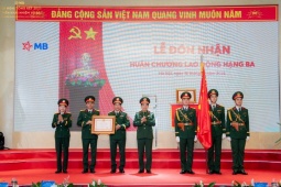 MB đón nhận Huân chương Lao động Hạng Ba