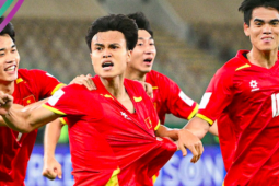 Hòa Minzy hào phóng tặng quà, MC Lại Văn Sâm vỡ oà khi U23 Việt Nam thắng UAE