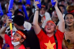 Khách Tây: 'Người Việt cuồng nhiệt với bóng đá hơn Anh'