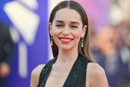 Emilia Clarke bị gãy xương sườn khi quay cảnh nóng