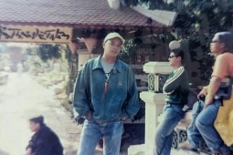 Khách nước ngoài nhờ tìm lại địa điểm chụp ảnh 22 năm trước