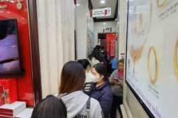 Giá vàng hôm nay mới nhất (17/1) "neo" cao: Người dân xếp hàng dài, nhà vàng bán "nhỏ giọt"