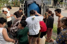 Nhiều người ở Đồng Nai "rồng rắn" xếp hàng chờ từng xô nước