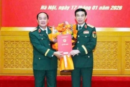 Đại tướng Phan Văn Giang trao quyết định thăng quân hàm Thiếu tướng cho một Chỉ huy trưởng Bộ CHQS tỉnh