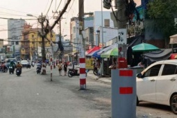 Hàng chục trụ điện “án ngữ” giữa tuyến đường mới được mở rộng gấp 4 lần ở TP.HCM