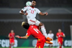 Viktor Lê bị choáng vì "khối bê tông" U23 UAE rơi vào đầu và phải rời sân