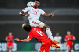 Viktor Lê bị choáng vì "khối bê tông" U23 UAE rơi vào đầu và phải rời sân