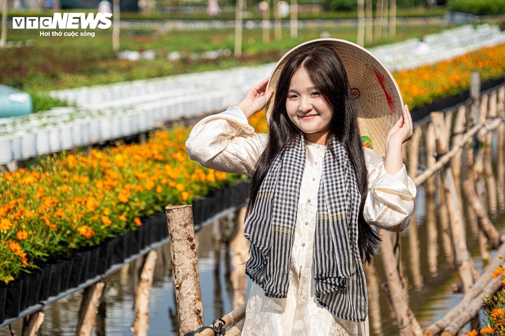 “Đi thời điểm này dễ chụp hình hơn, hoa cũng rất đẹp mà không bị chen chúc”, Linh Hoa, du khách đến từ TP.HCM chia sẻ.