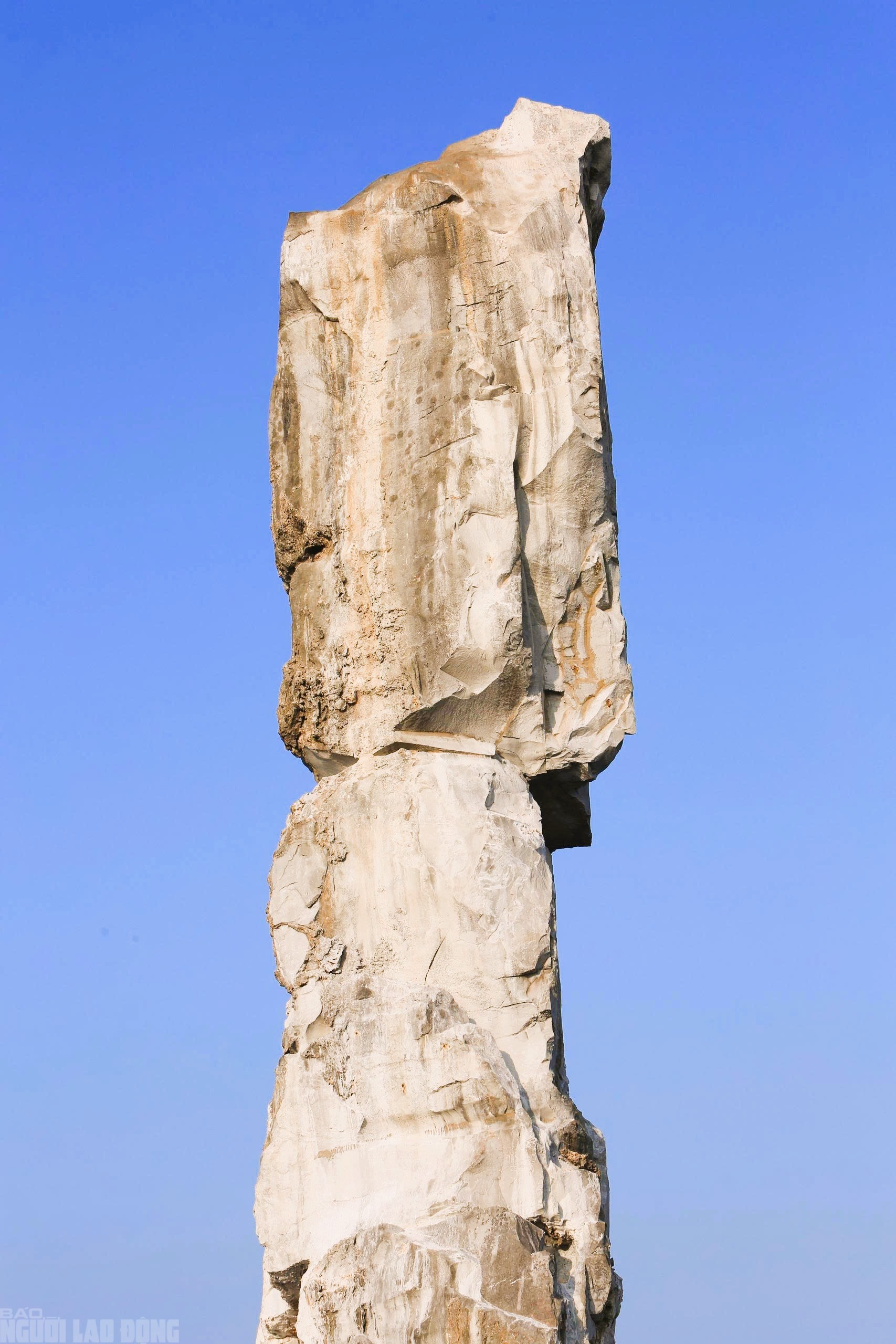 Cận cảnh các đoạn nứt vỡ của Hòn Vọng Phu sau khi được gia cố