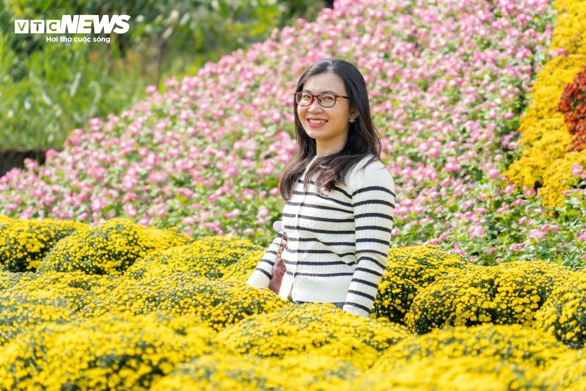 “Đi thời điểm này dễ chụp hình hơn, hoa cũng rất đẹp mà không bị chen chúc”, Linh Hoa, du khách đến từ TP.HCM chia sẻ.