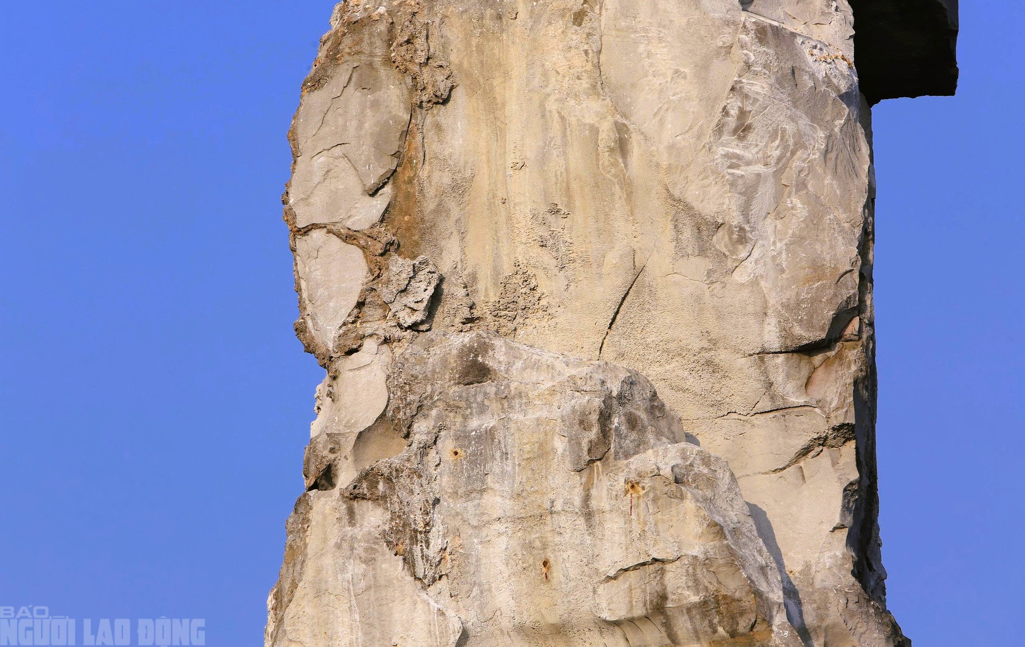 Cận cảnh các đoạn nứt vỡ của Hòn Vọng Phu sau khi được gia cố