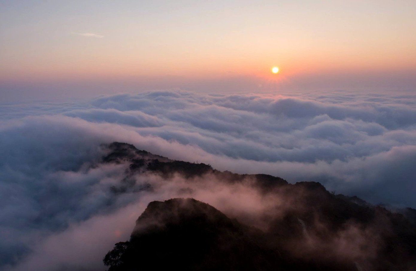 Đỉnh núi Chiêu Lầu Thi thường có những thảm mây trắng bồng bềnh dưới độ cao trên 2.000m. Tuy nhiên, thời gian săn mây đẹp nhất ở đây là từ tháng 9 năm trước đến tháng 2 năm sau, cùng lúc với mùa lúa ruộng bậc thang chín rộ hoặc khi hoa xuân đua nở, trong đó có cả hoa đào.