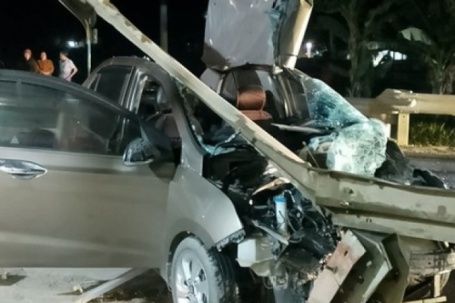 VIDEO: Ô tô tông vào lan can đường vỡ nát, tài xế lành lặn cầm điện thoại ra khỏi xe