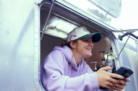 Cô gái 8X biến xe kéo cũ thành quán cà phê di động, thu hơn 13 tỷ mỗi năm