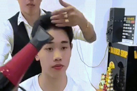 Khoảnh khắc cắt tóc đời thường của Đình Bắc gây sốt mạng xã hội