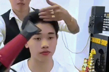 Khoảnh khắc cắt tóc đời thường của Đình Bắc gây sốt mạng xã hội