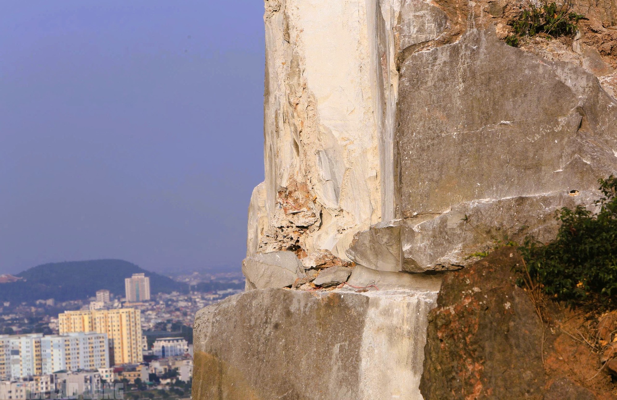 Cận cảnh các đoạn nứt vỡ của Hòn Vọng Phu sau khi được gia cố