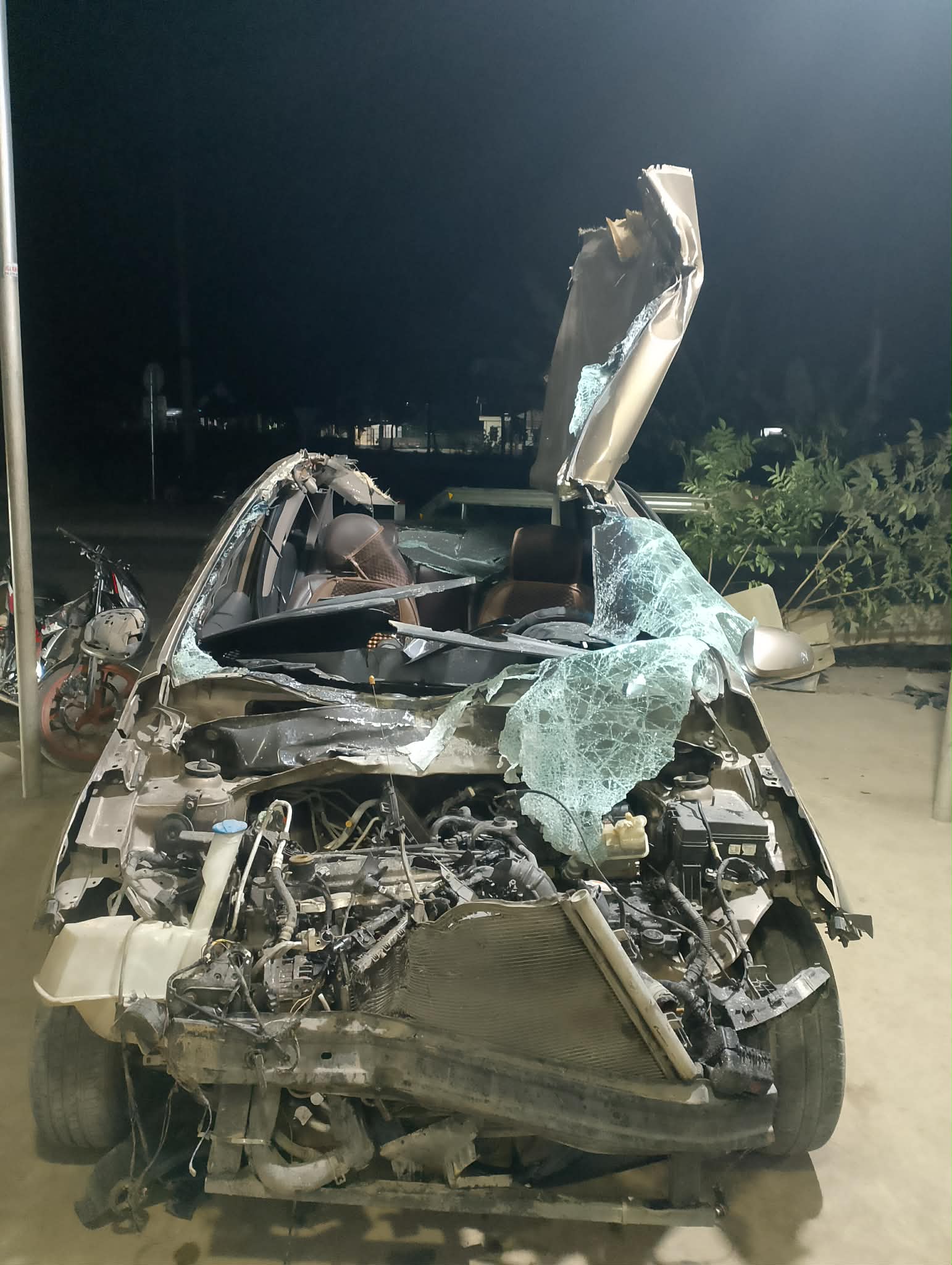 Hình ảnh chiếc ô tô vỡ nát phần đầu sau tai nạn