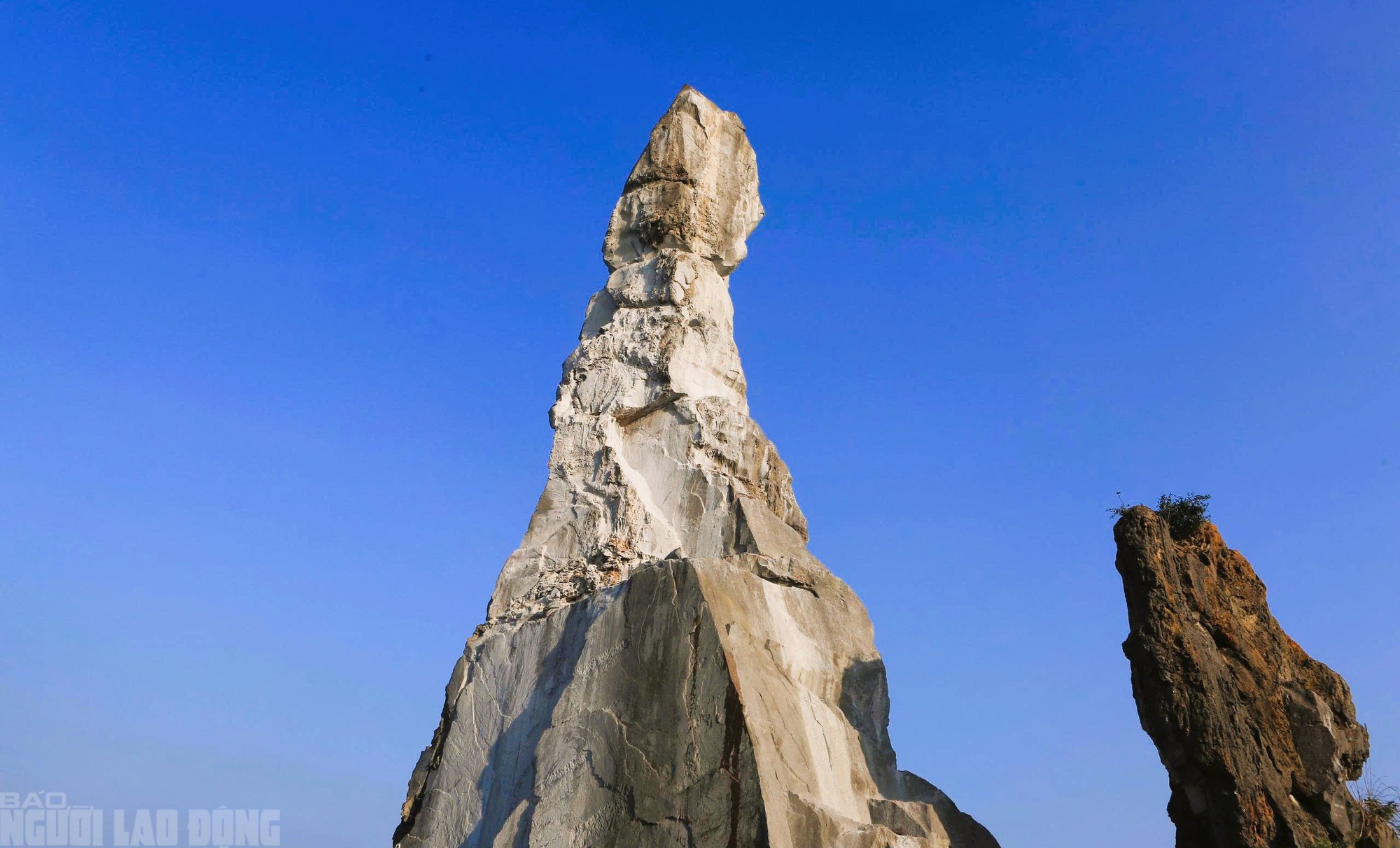 Cận cảnh các đoạn nứt vỡ của Hòn Vọng Phu sau khi được gia cố