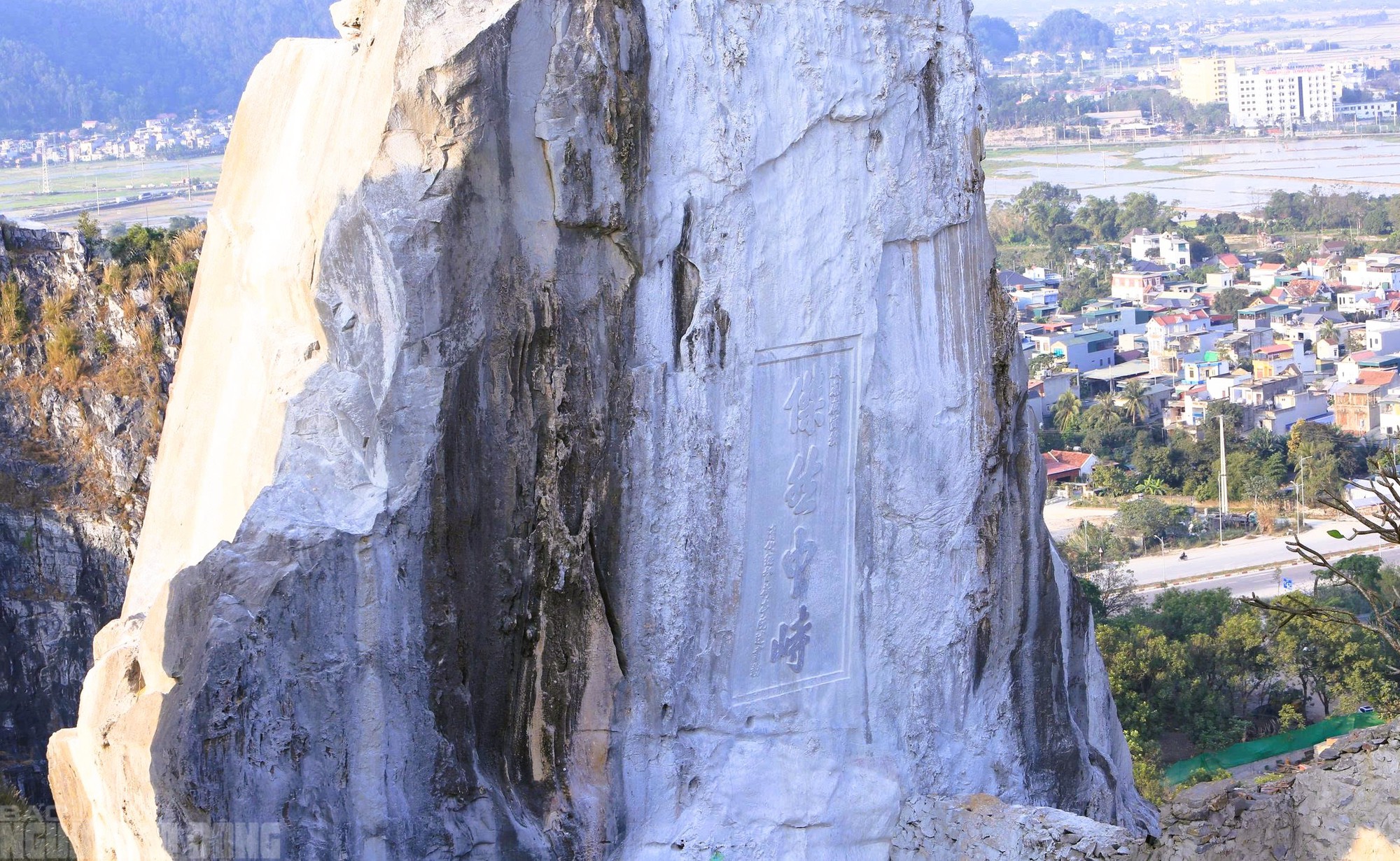 Cận cảnh các đoạn nứt vỡ của Hòn Vọng Phu sau khi được gia cố