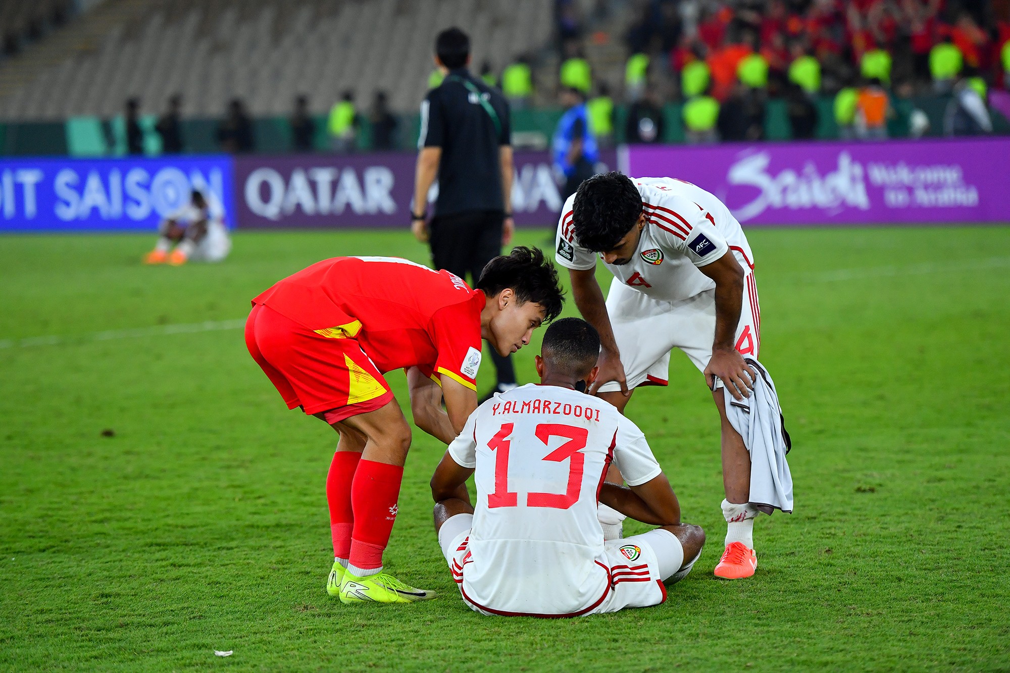 Minh Phúc chạy tới an ủi một số cầu thủ U23 UAE.