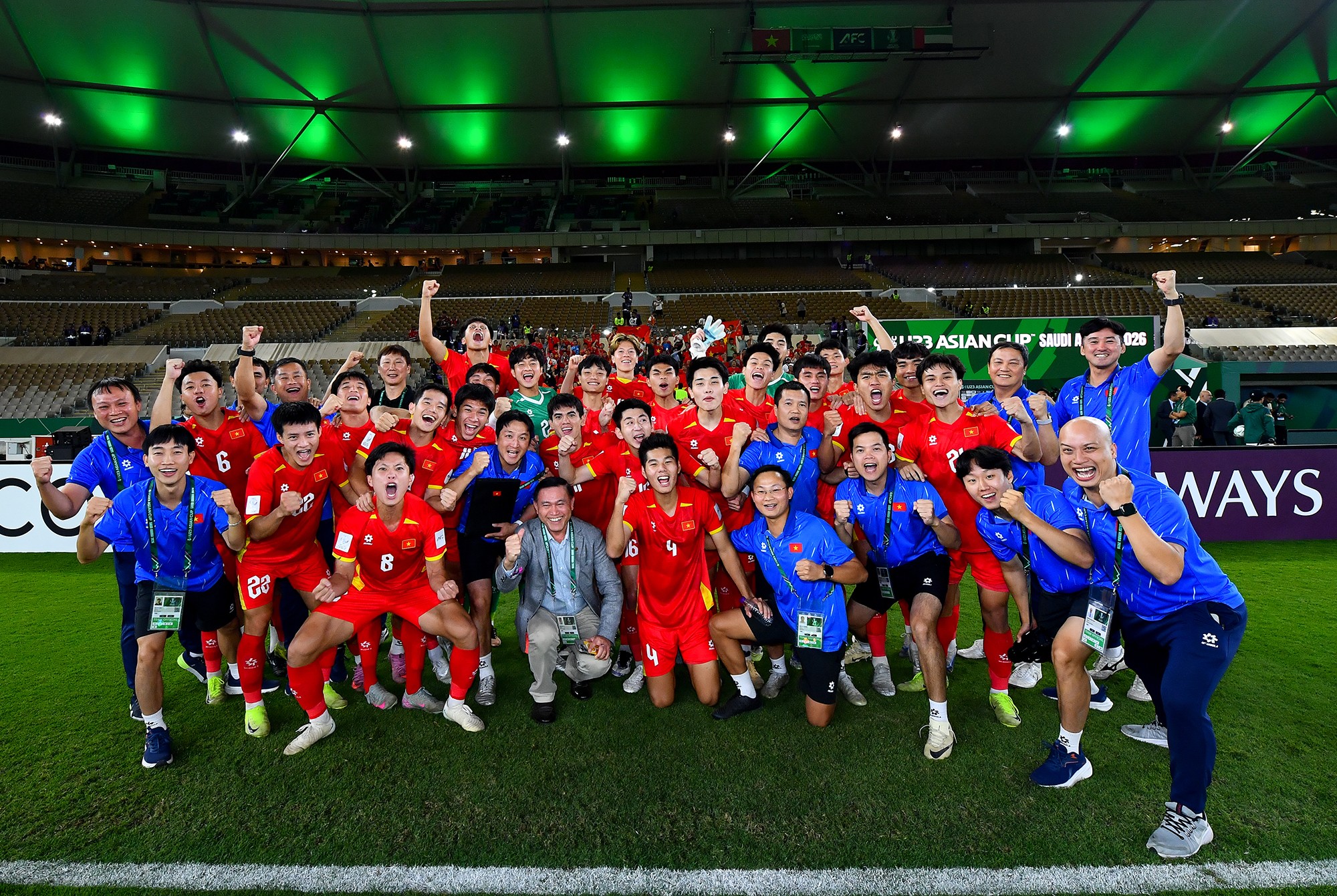 Cả đội chụp ảnh lưu niệm cùng người hâm mộ Việt Nam lặn lội sang Jeddah để "tiếp lửa" U23 Việt Nam.
