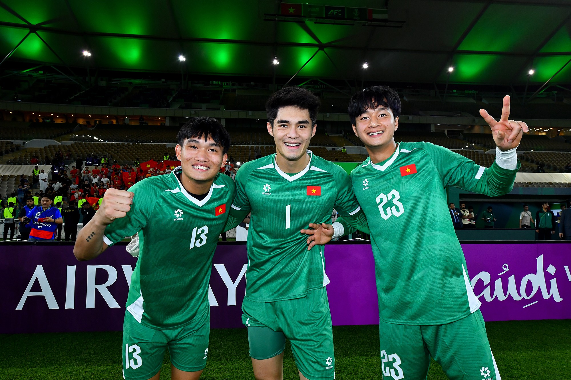 Bộ ba thủ môn của U23 Việt Nam cùng chụp ảnh lưu niệm trước khi cùng cả đội về khách sạn nghỉ ngơi, chuẩn bị cho vòng bán kết