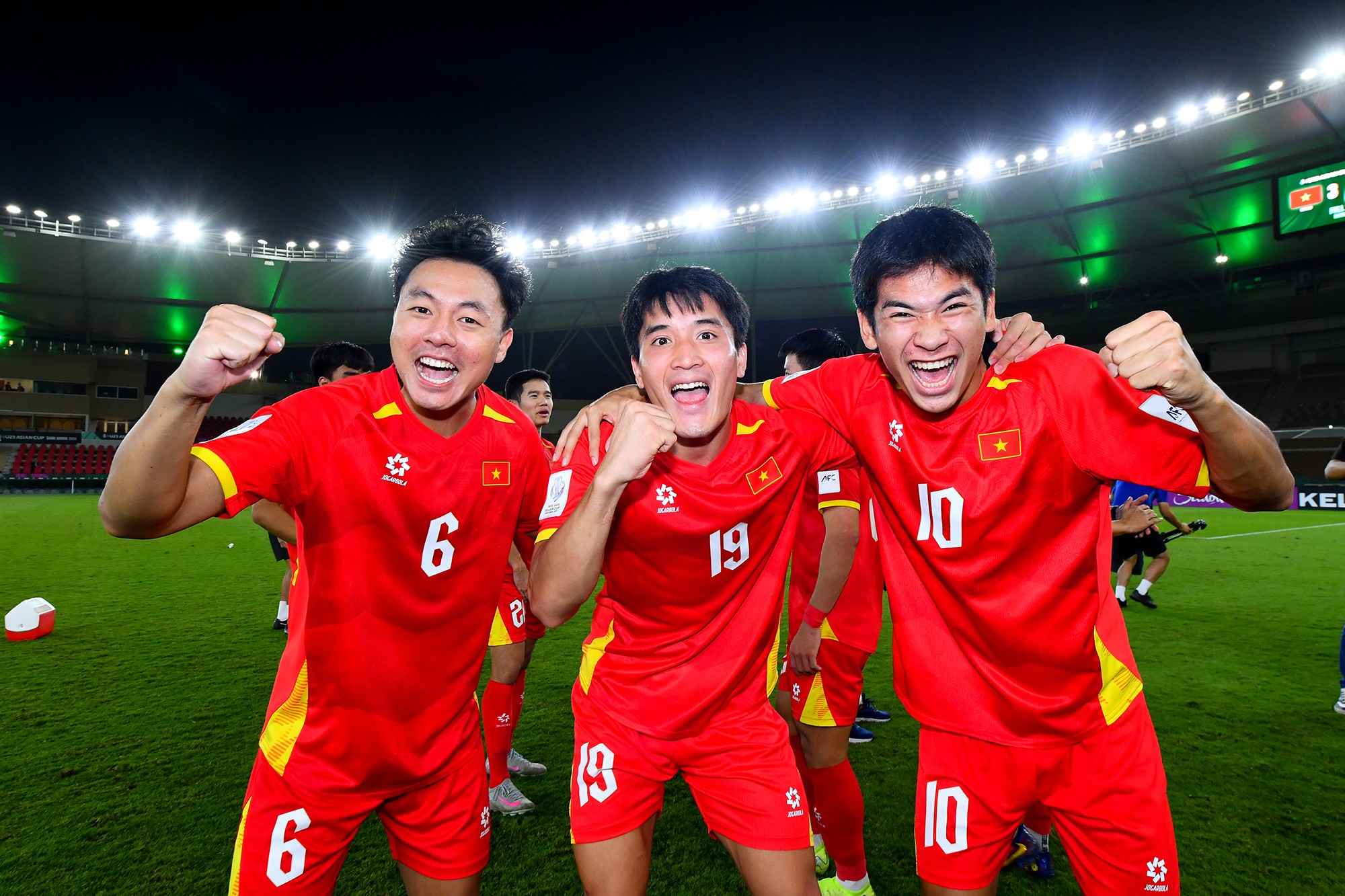 Bộ ba cầu thủ Thái Sơn, Ngọc Mỹ và Văn Thuận ăn mừng chiến thắng của U23 Việt Nam.