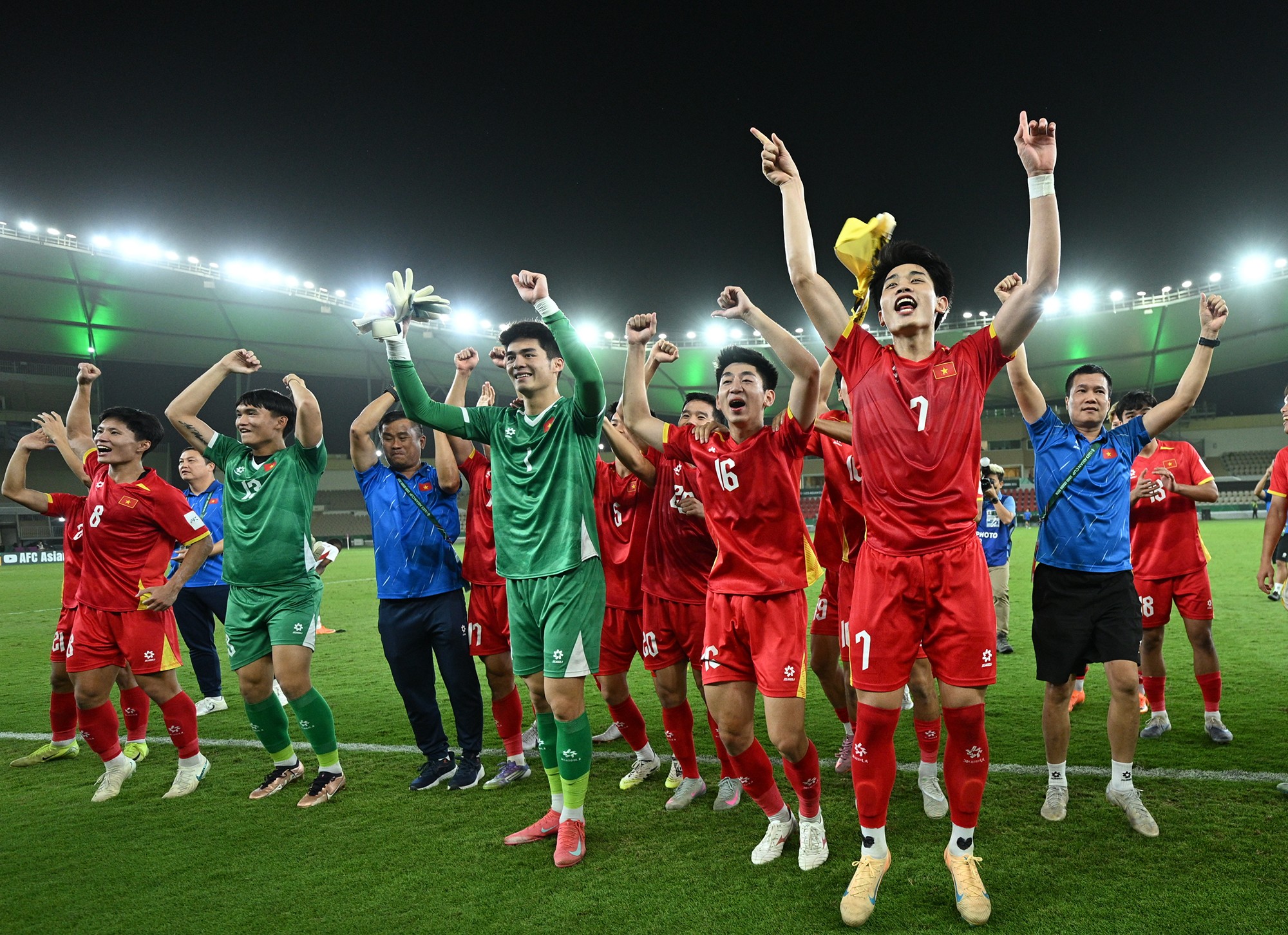 Trong khi Đình Bắc và đồng đội bắt đầu mở hội, ăn mừng chiến tích vào bán kết U23 châu Á sau 8 năm chờ đợi.